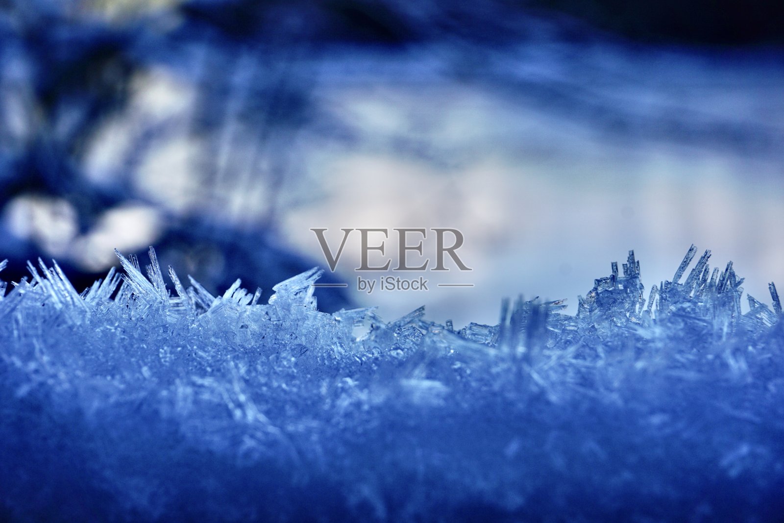 蓝霜特写。冰冻水的放大尺度。照片摄影图片