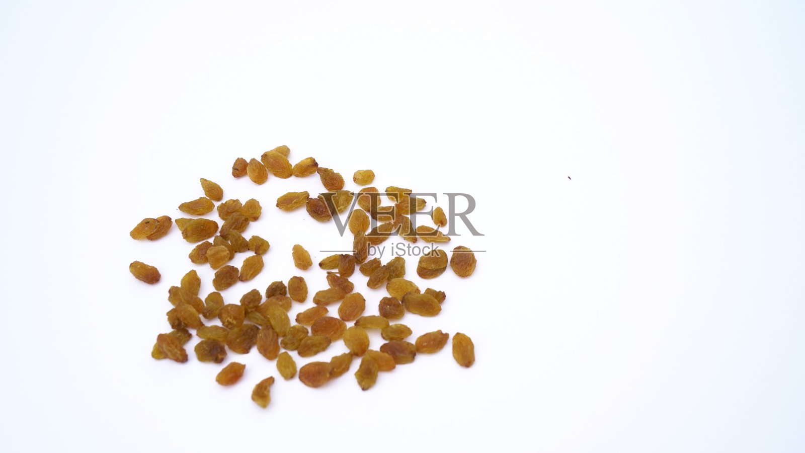 干燥的金色葡萄干孤立在白色背景上照片摄影图片