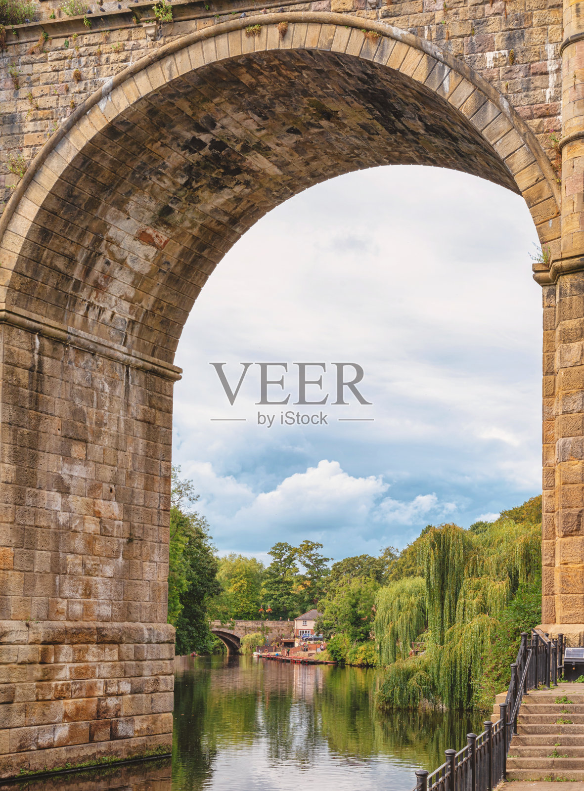 高架桥和河。照片摄影图片