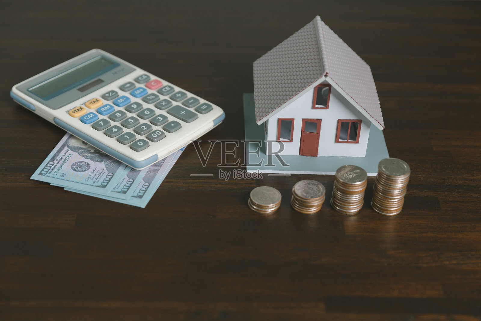 利率金融和抵押贷款利率的概念。为房地产、住房和生活存钱。向银行申请贷款和发放贷款。照片摄影图片