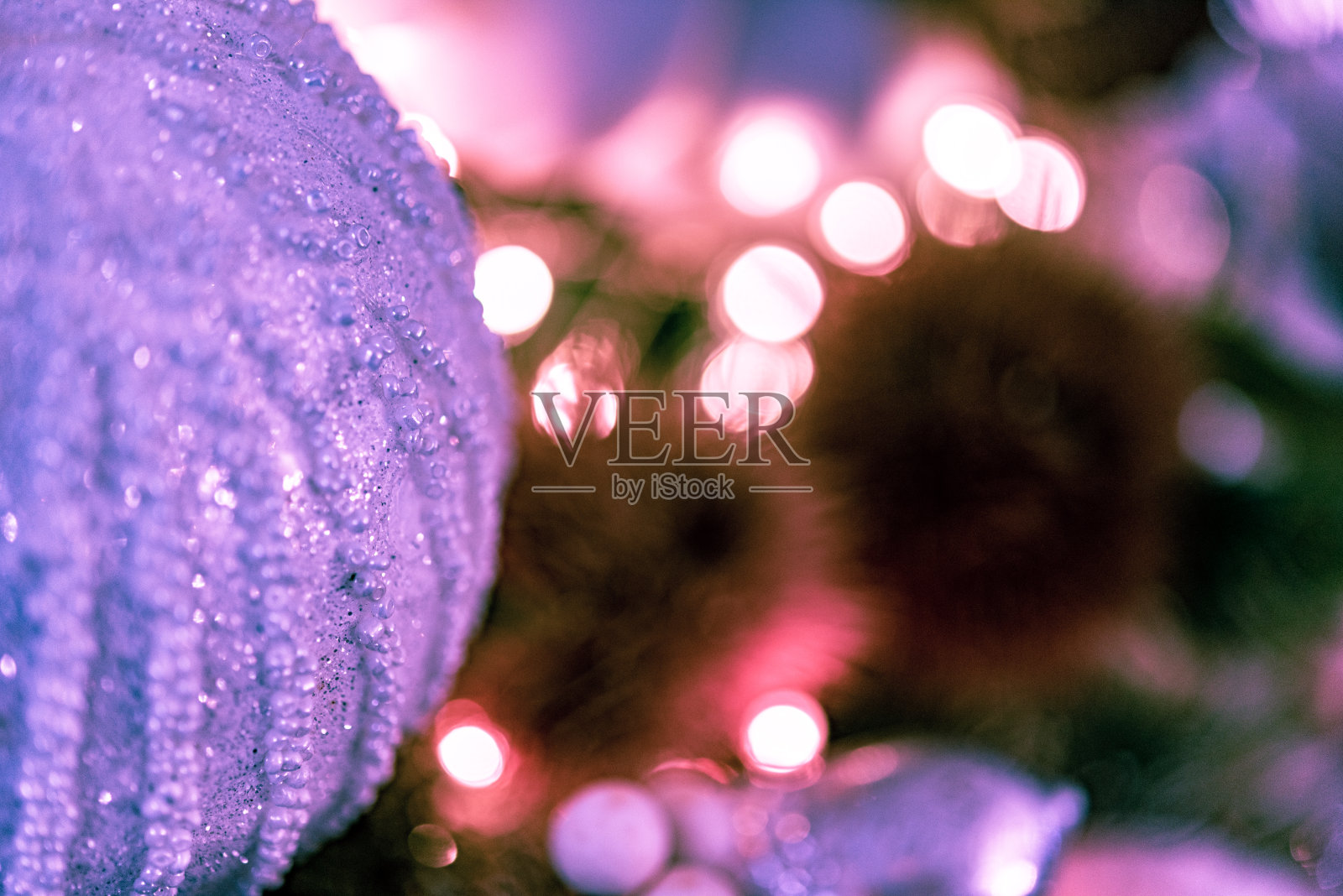 近距离的圣诞装饰冷杉树照片摄影图片