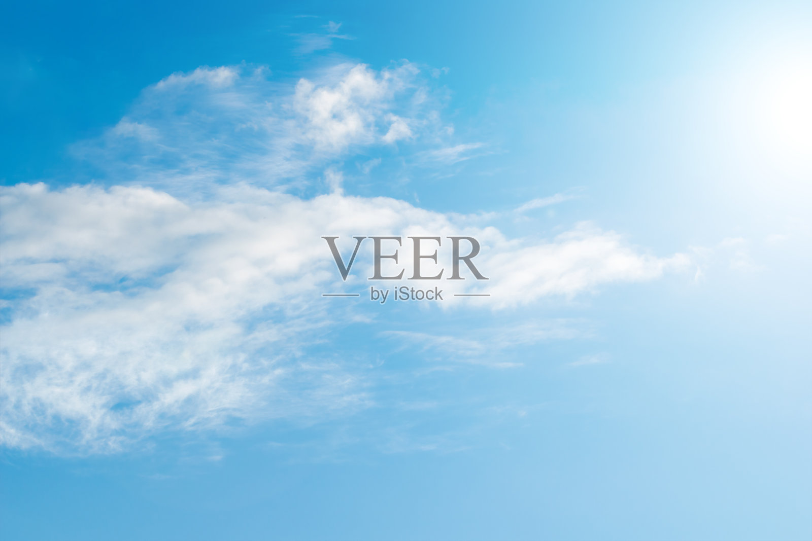 温柔的白云在明亮的天空照片摄影图片