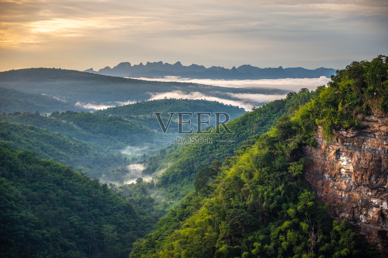 在南脑区南脑峡谷，早晨有雾和阳光的美丽山峰的照片。Phetchabun省,泰国。照片摄影图片