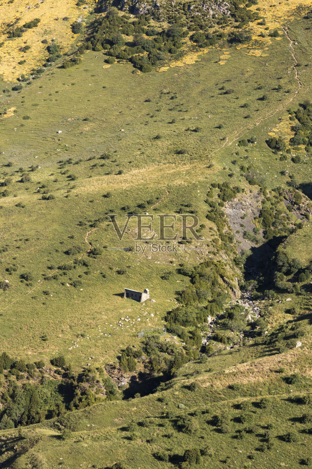 西班牙比利牛斯山上的小屋照片摄影图片