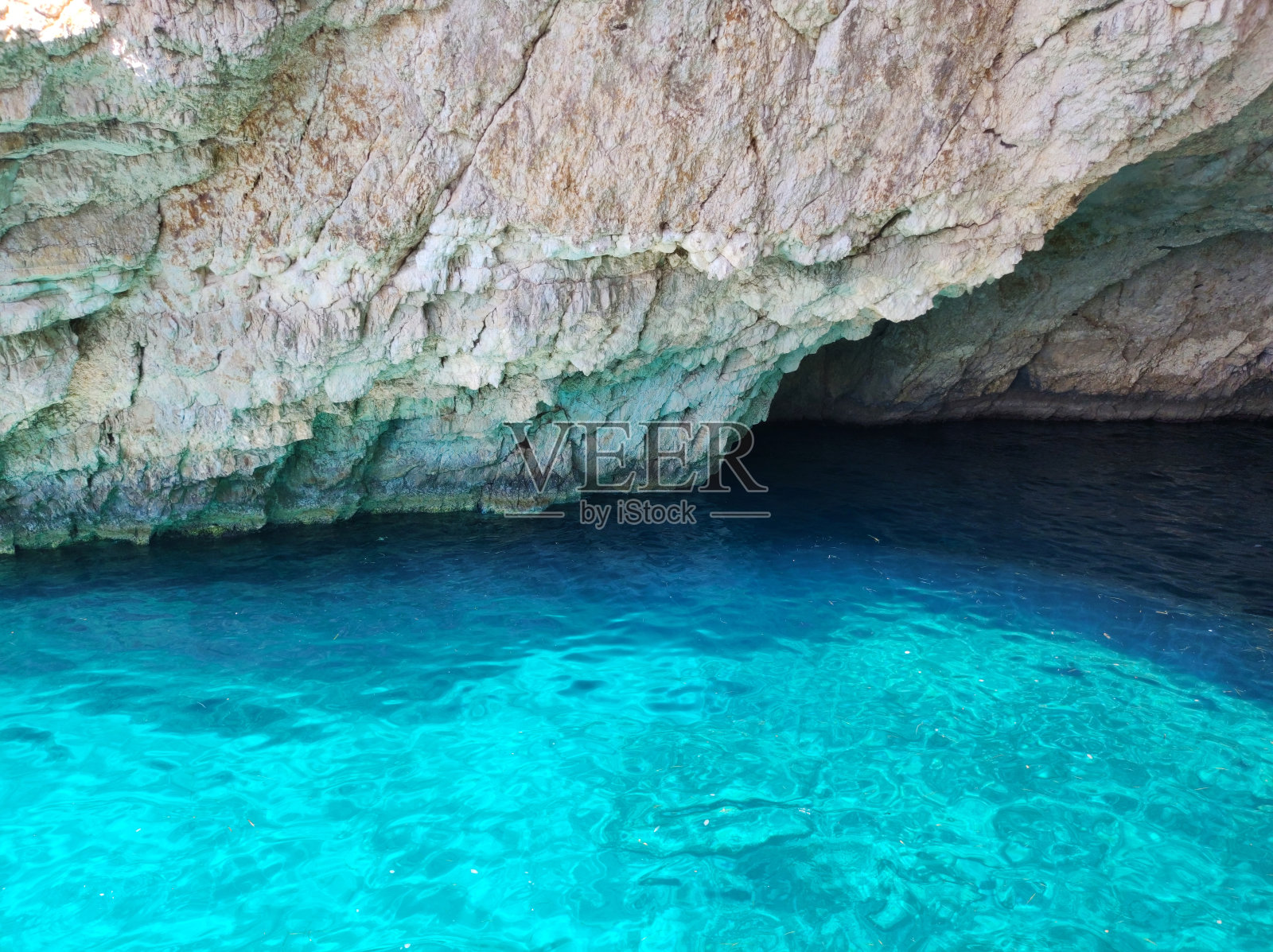 希腊帕克索斯岛上的蓝色洞穴照片摄影图片