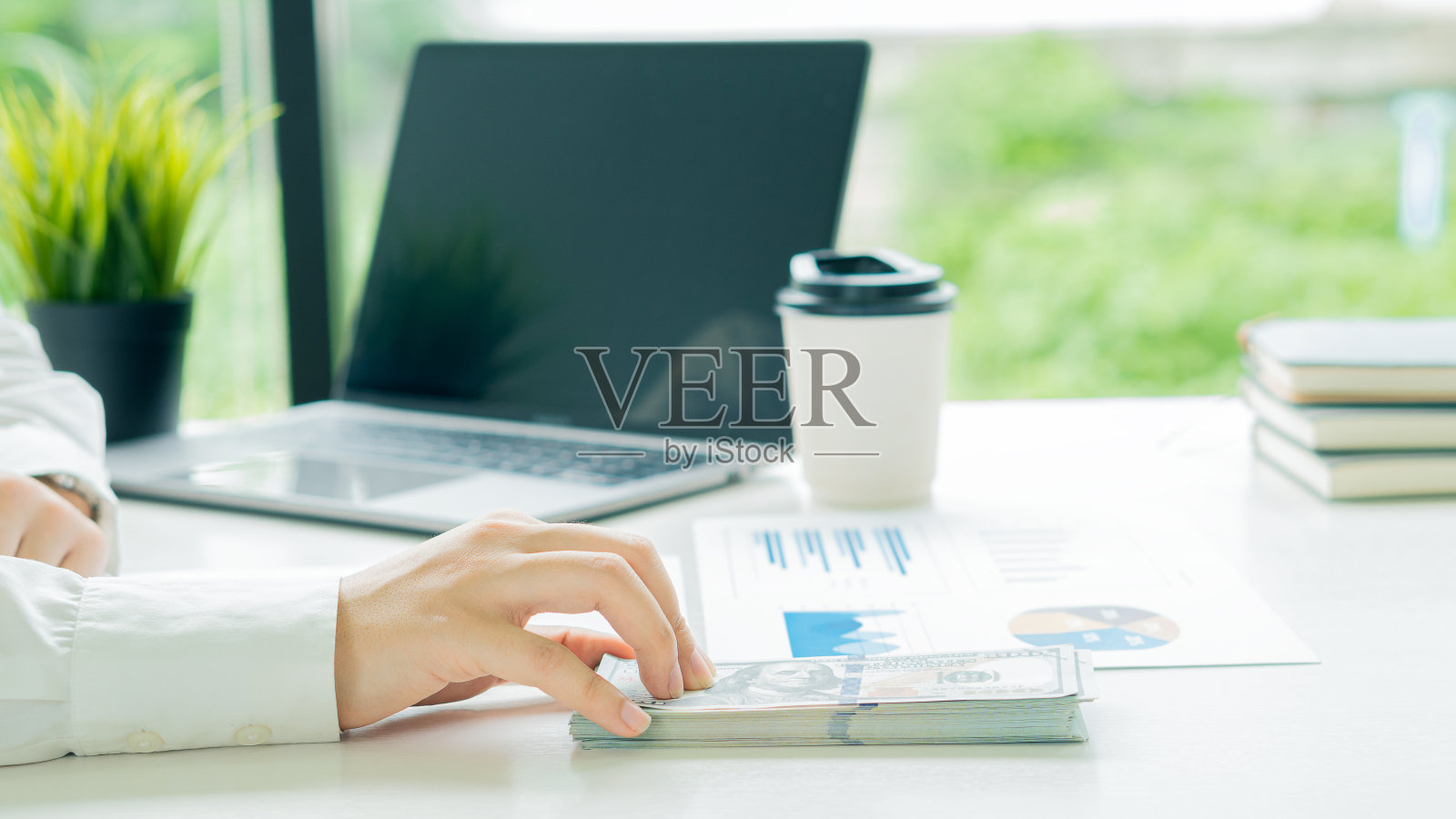 商人按计算器在私人办公室、财务、会计、市场投资者统计图表计算所得税和企业收入。照片摄影图片