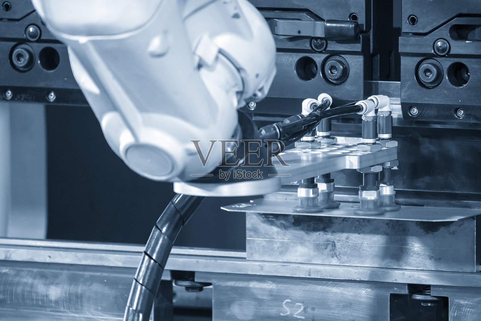 机械臂配合液压压弯机的高技术钣金成型。照片摄影图片