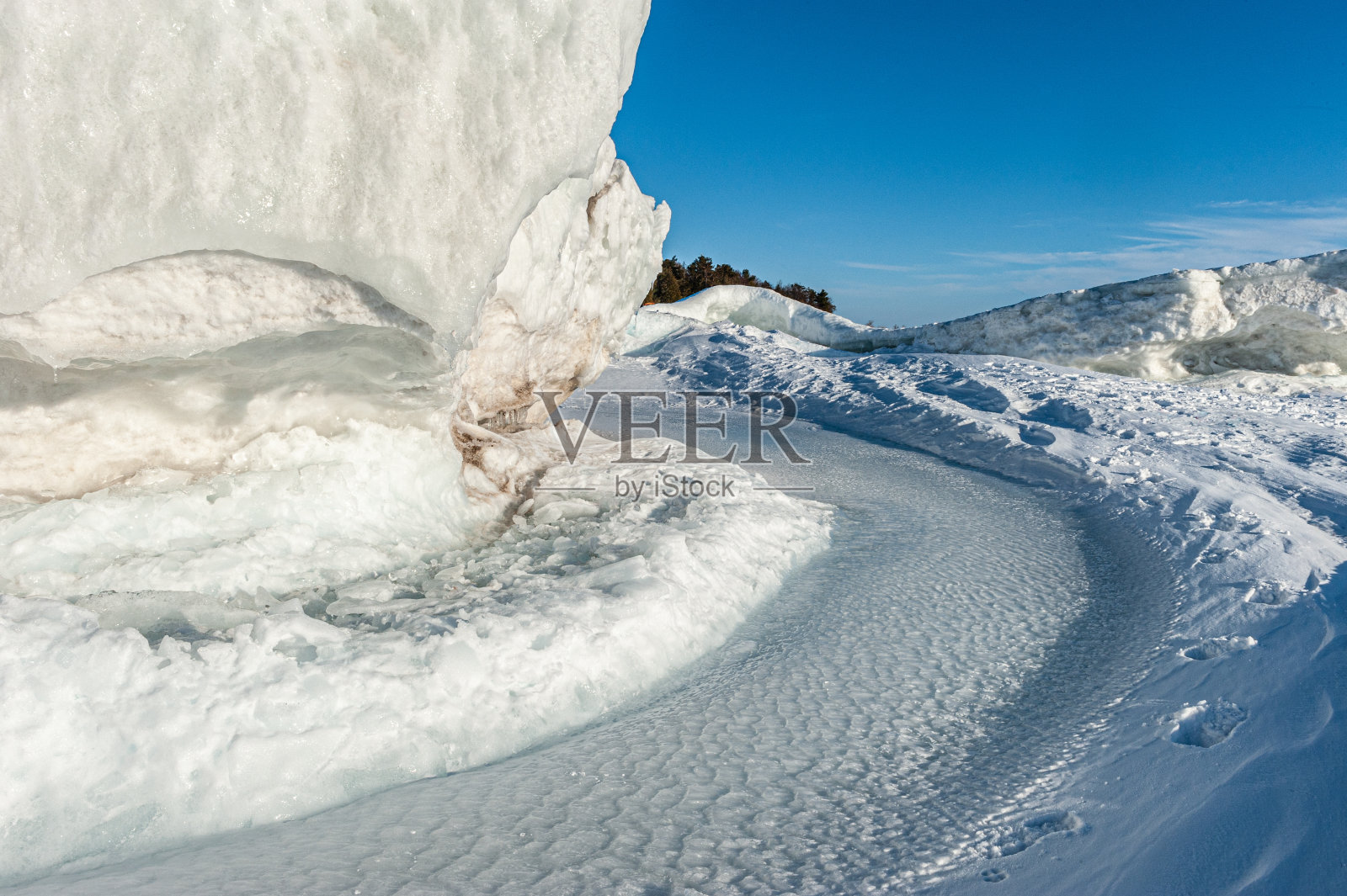 休伦湖和格鲁吉亚湾在冬天的黄昏，蒂尼，安大略省，加拿大照片摄影图片