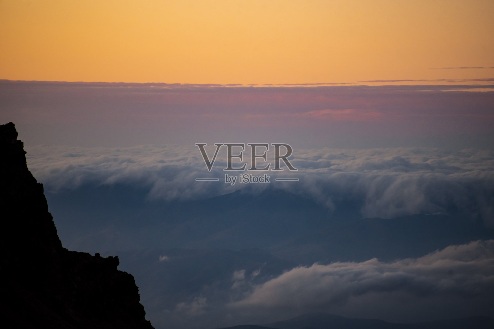 山顶的全景在明亮的日落与云。照片摄影图片