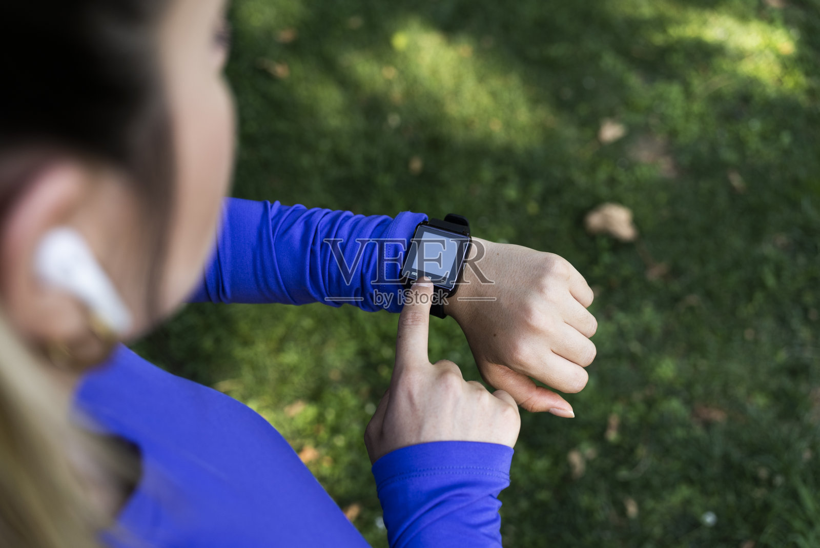 一位女士在徒步旅行时查看智能手表照片摄影图片