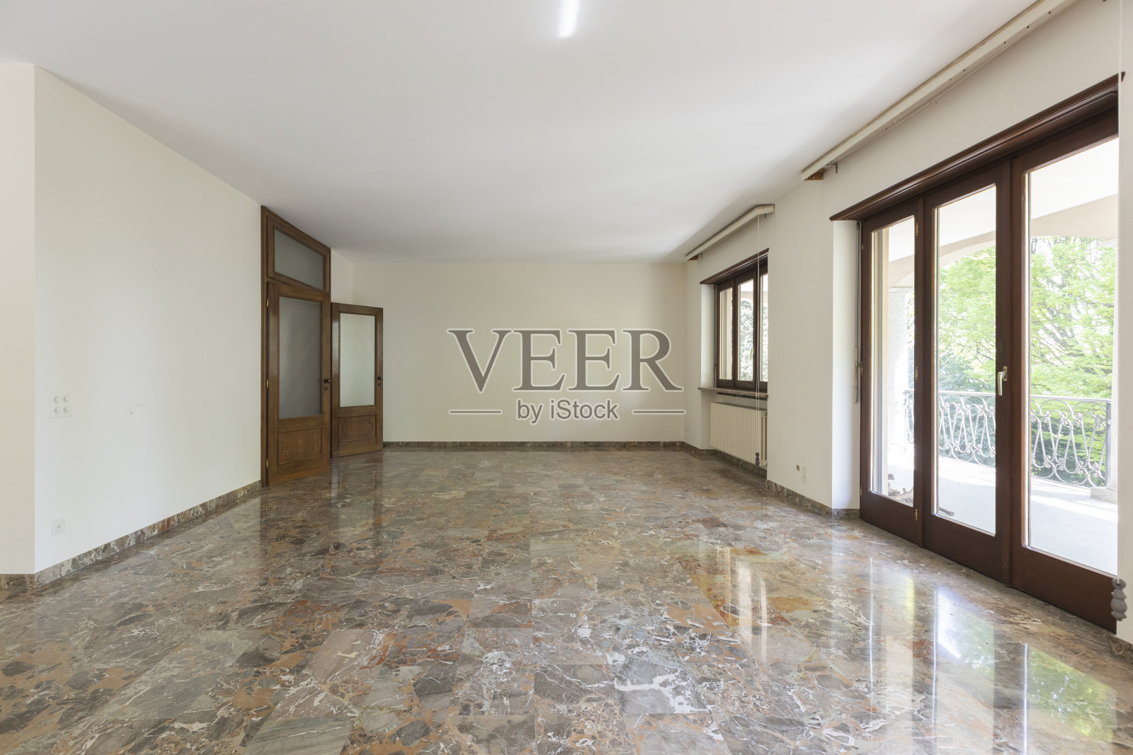 大客厅，白色墙壁和大理石地板。内部老式废弃别墅准备拆除照片摄影图片