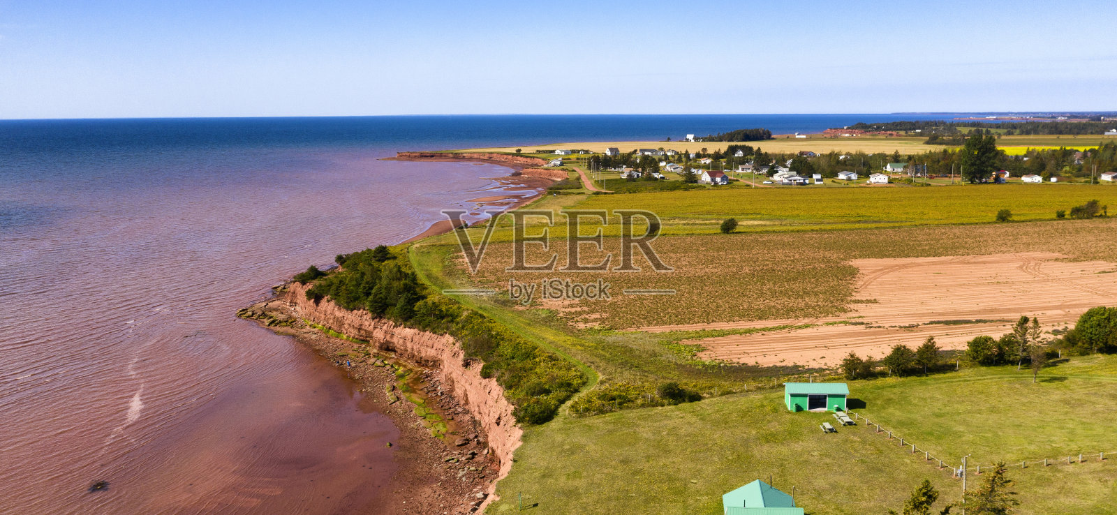 阿盖尔海岸省立公园的红海岸鸟瞰图。照片摄影图片