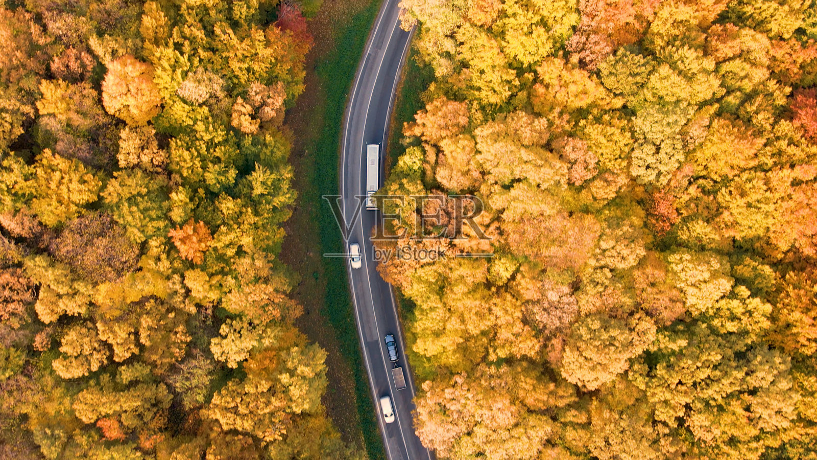 有车辆的道路鸟瞰图照片摄影图片