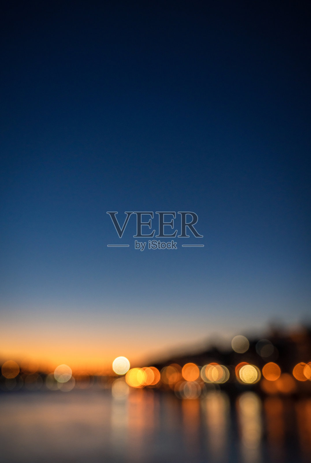 黄昏时的离焦反射照片摄影图片