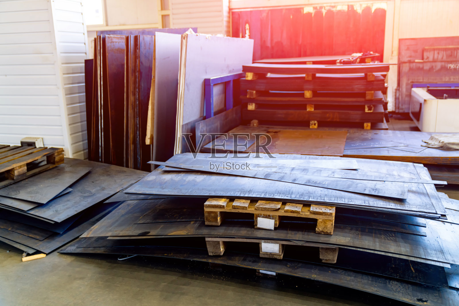 工业重金属生产。压型金属工厂。照片摄影图片