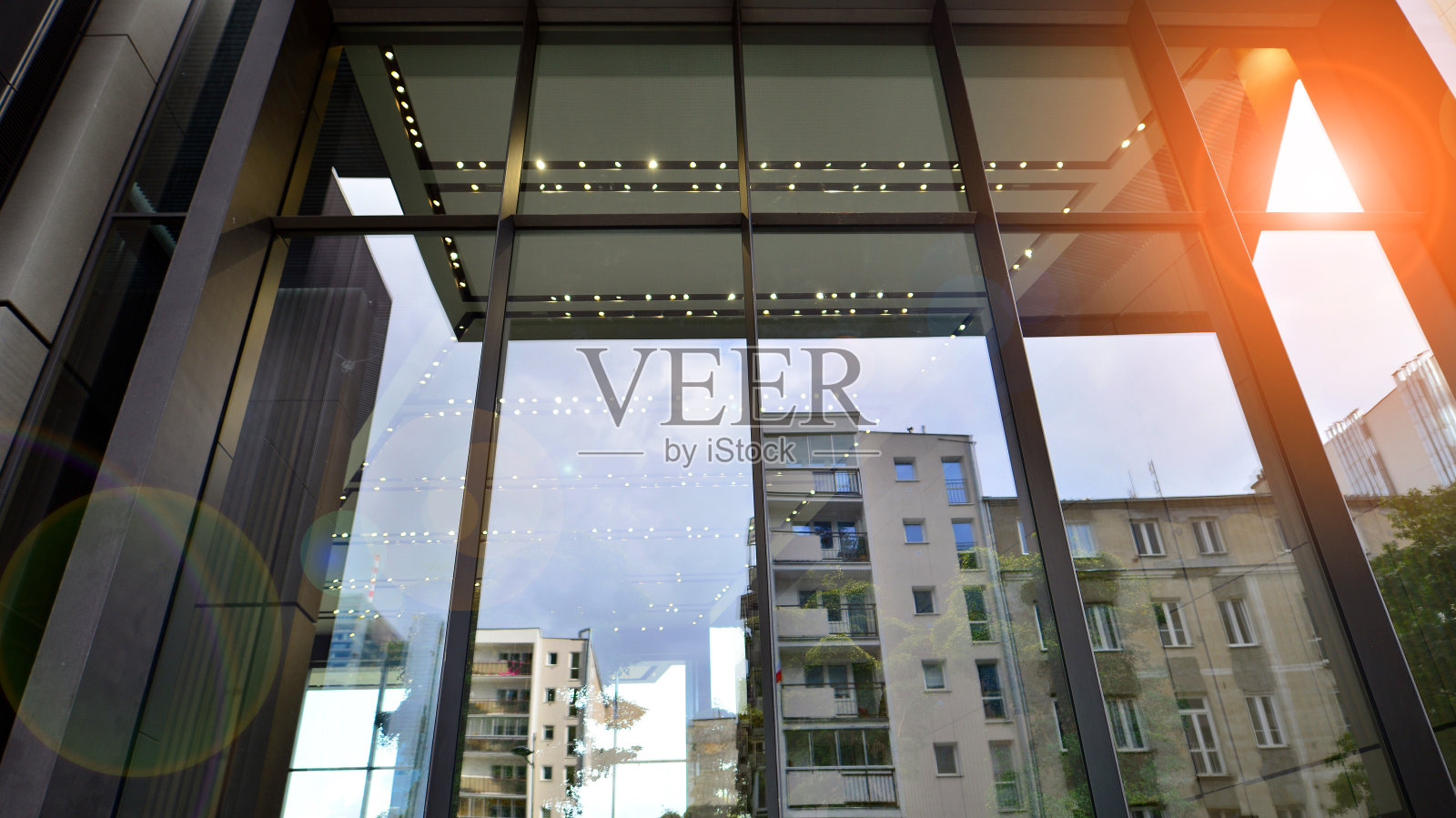 现代摩天大楼的玻璃外立面，覆盖着反射板玻璃。照片摄影图片