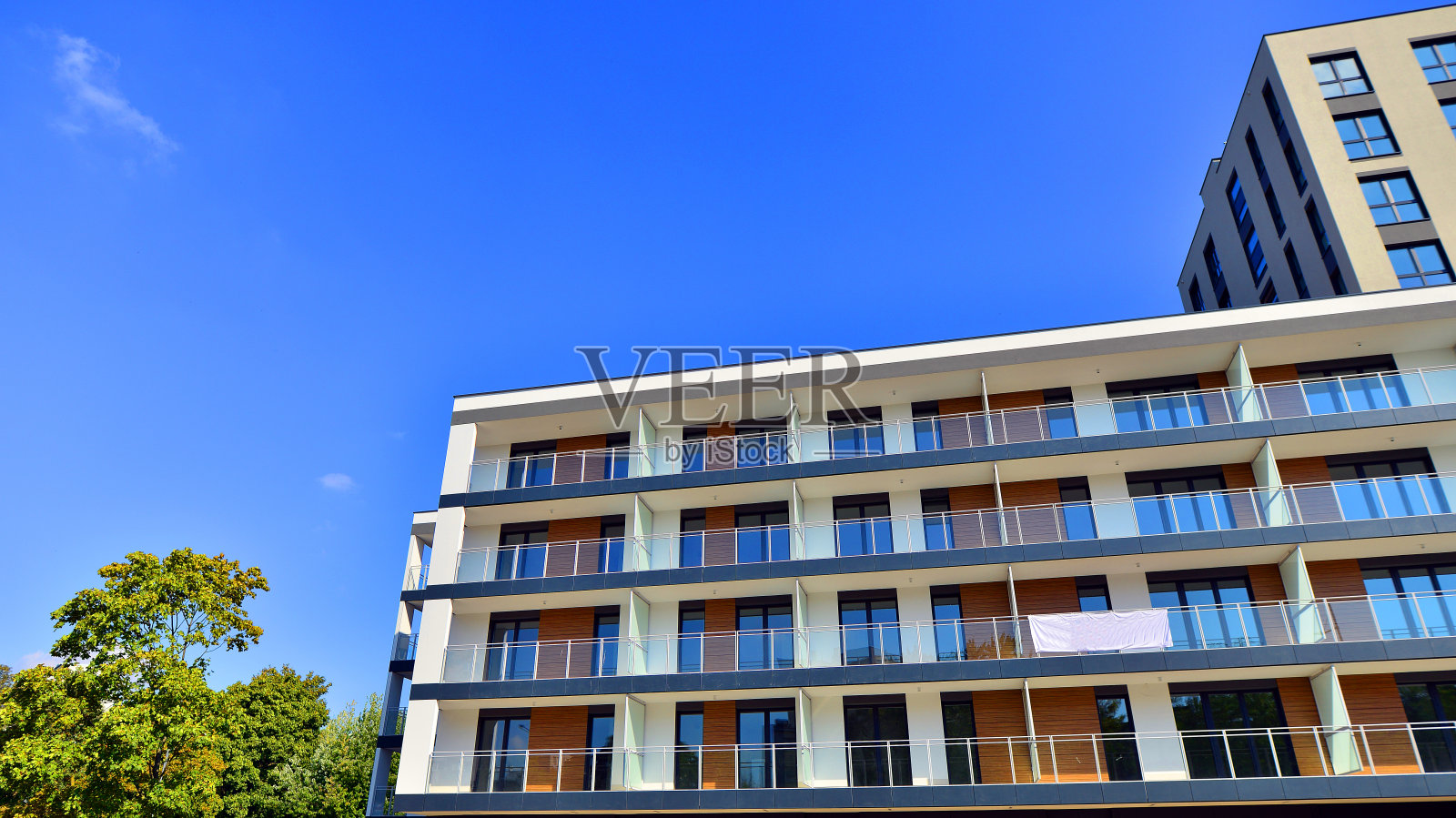 现代住宅建筑与绿色住宅区的新公寓。照片摄影图片