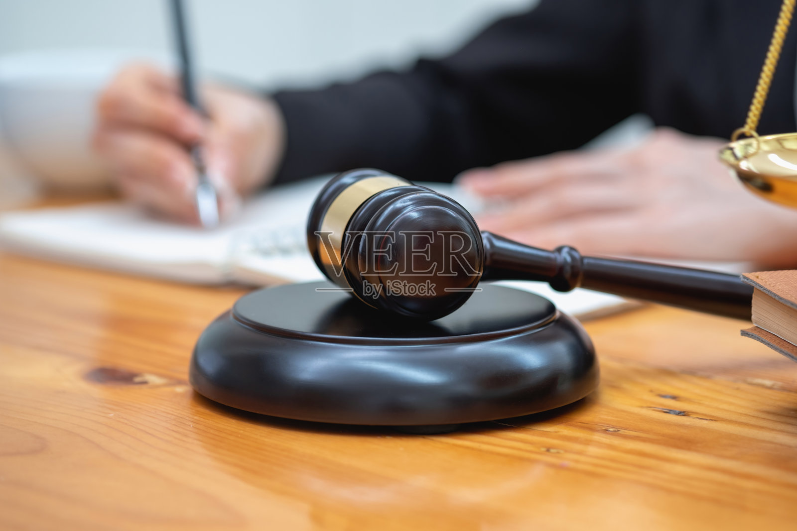 法律，咨询，协议，合同，律师对诉讼事项提供咨询意见，并作为律师签署合同，为客户接受投诉。概念的律师。照片摄影图片