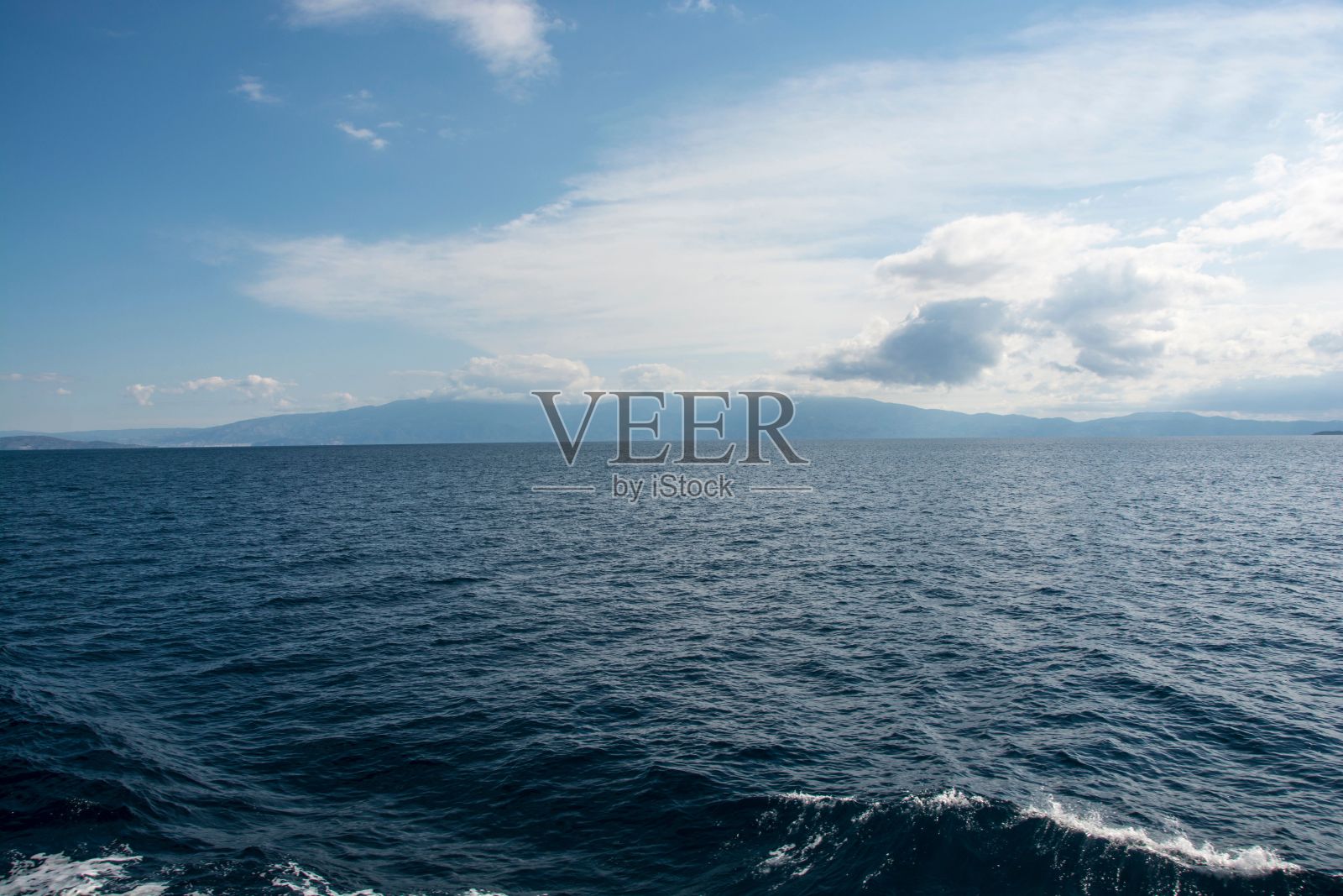 美丽的蓝色大海，从阿马里波利到希腊的斯基阿索斯照片摄影图片