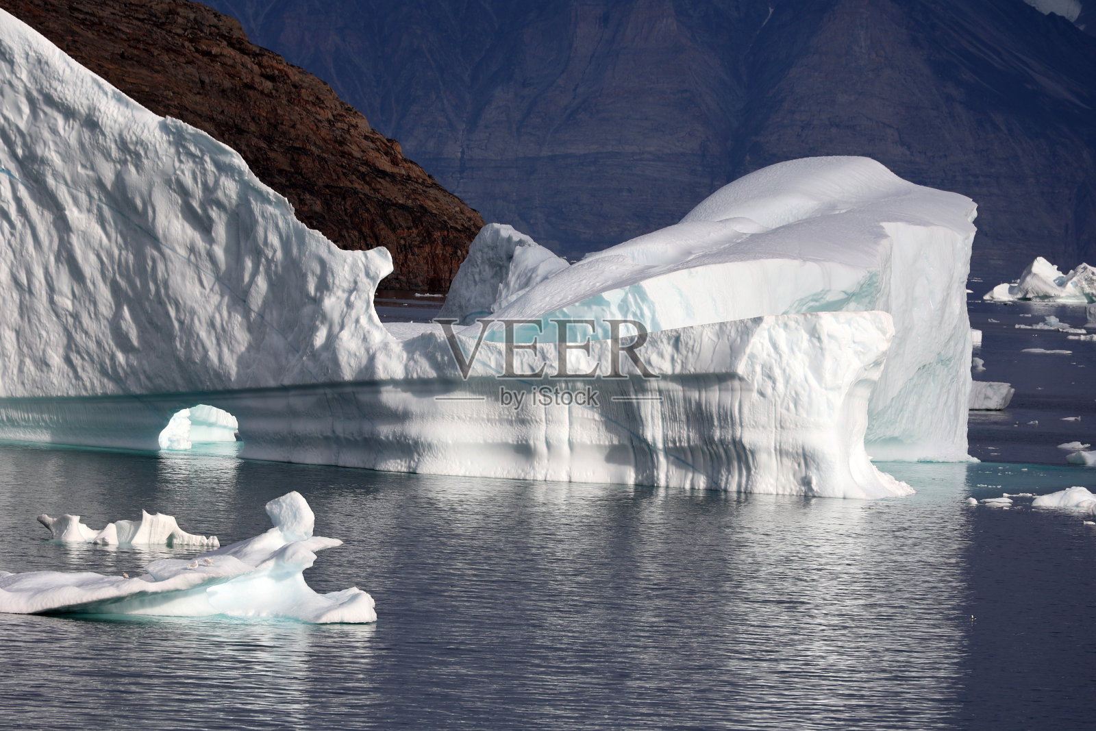 位于丹麦格陵兰岛Uummannaq峡湾的冰山照片摄影图片