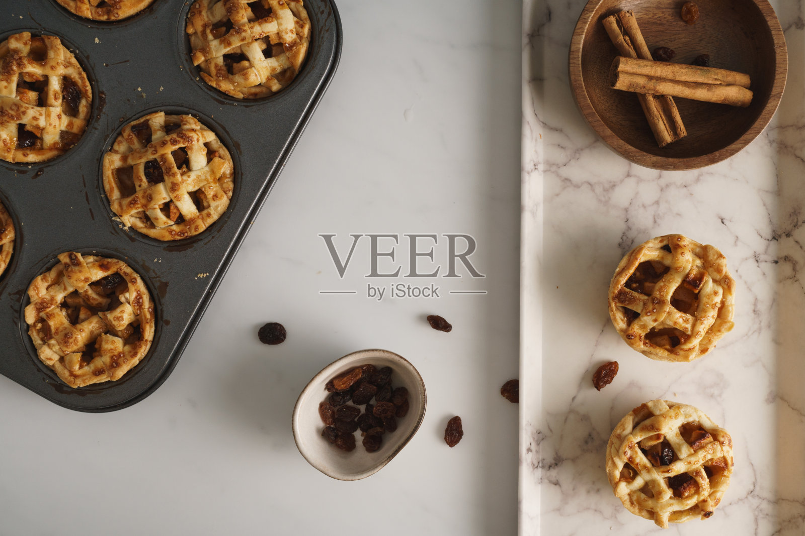 红色和绿色的苹果映衬着白色的背景照片摄影图片