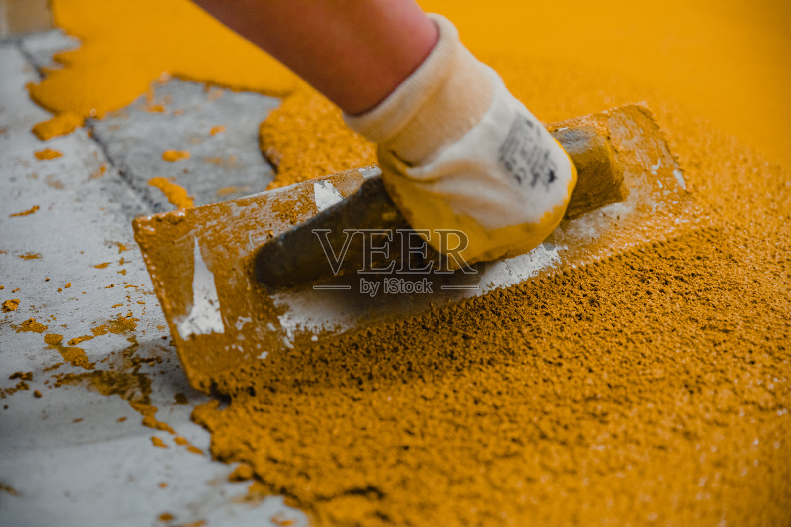 工人使用环氧树脂和聚氨酯地板系统照片摄影图片