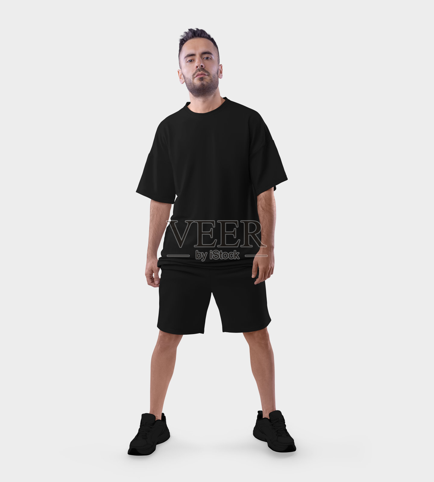 超大的黑色t恤模板与皱纹，短裤宽松适合站在运动鞋的人，孤立的背景。照片摄影图片