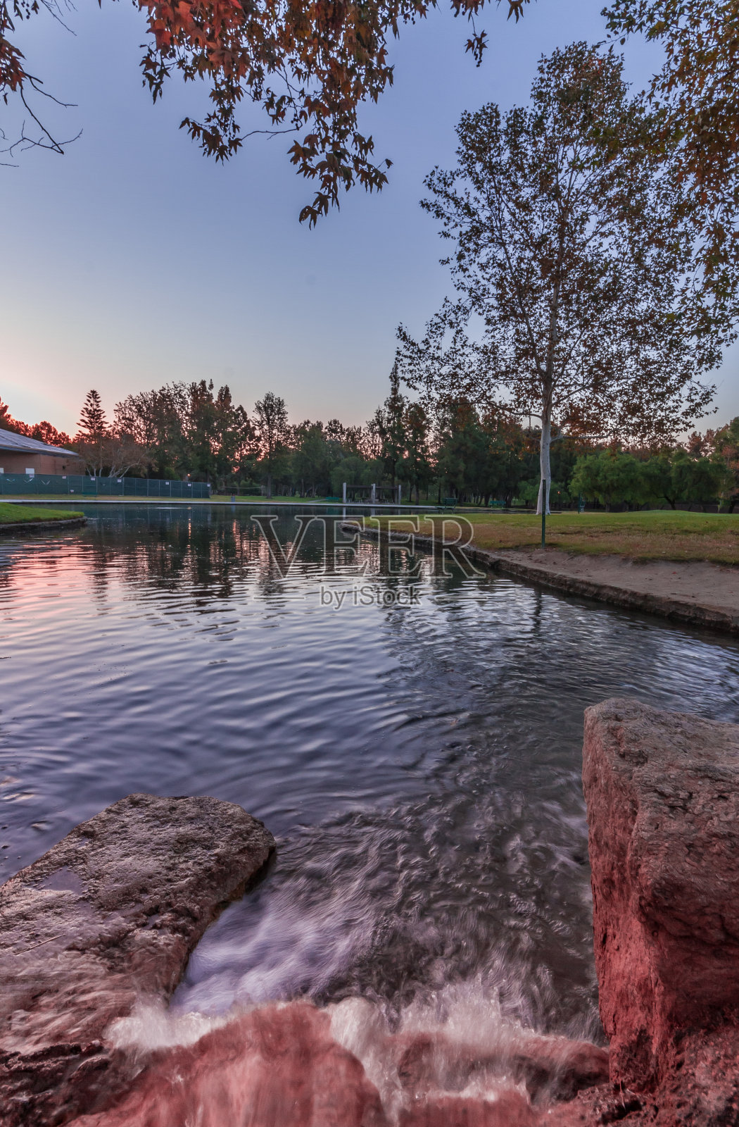 下降的水域。照片摄影图片
