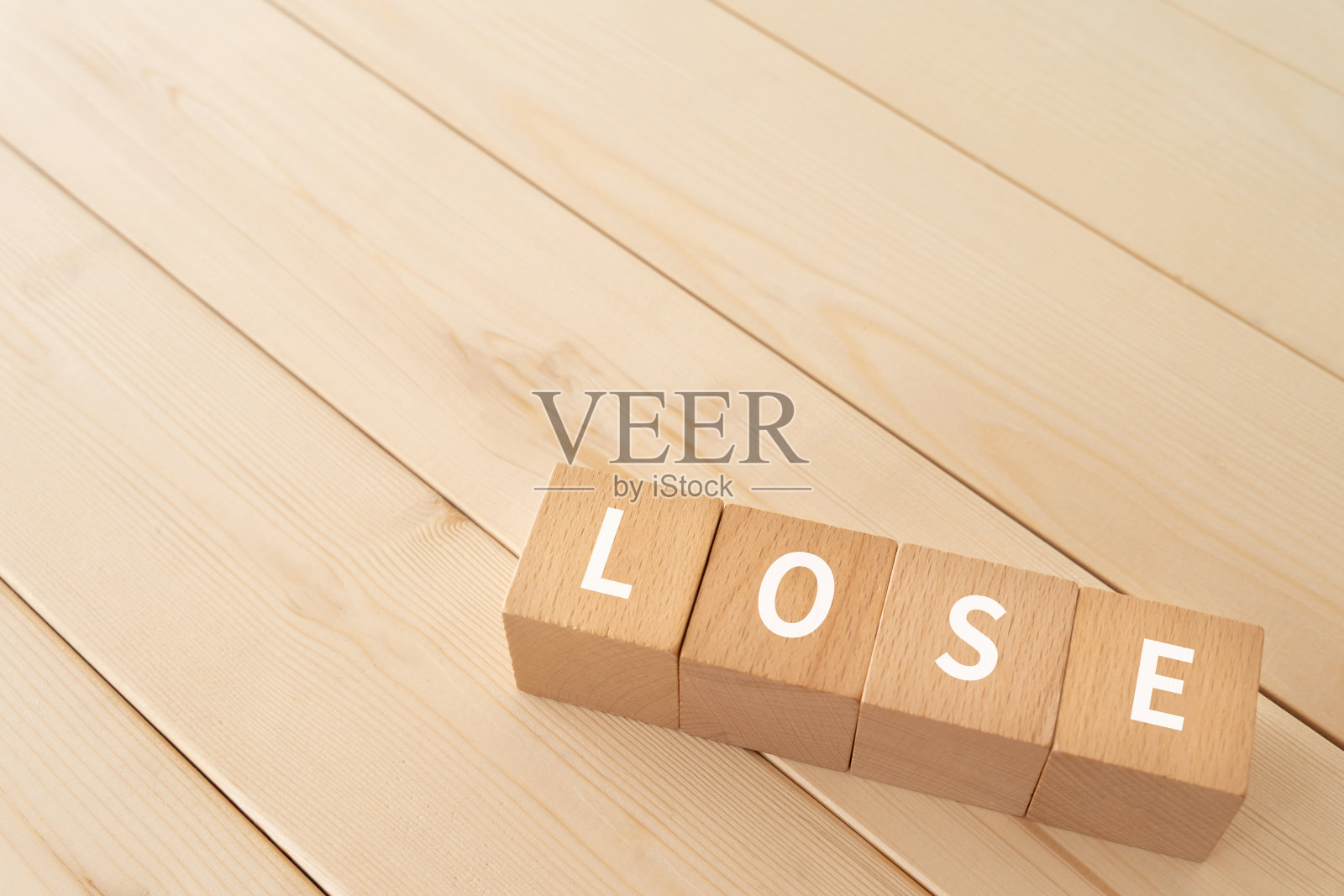 木地板上有“LOSE”文字概念的木块。照片摄影图片