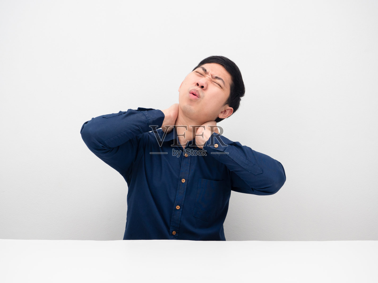 工作的人感到脖子很累照片摄影图片