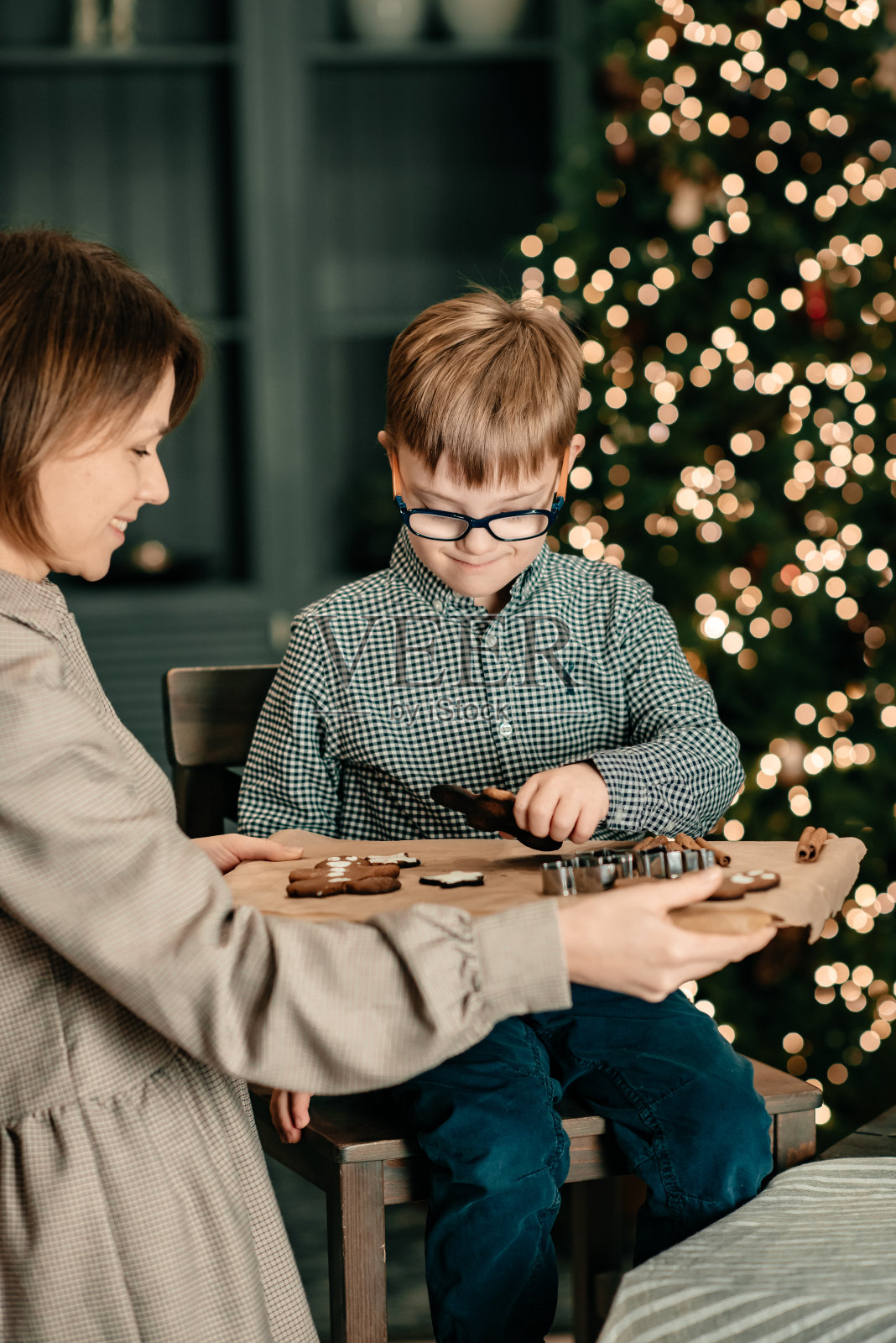 妈妈和儿子准备新年饼干照片摄影图片
