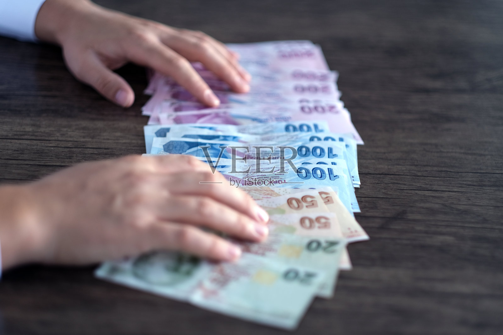 手持土耳其钞票照片摄影图片