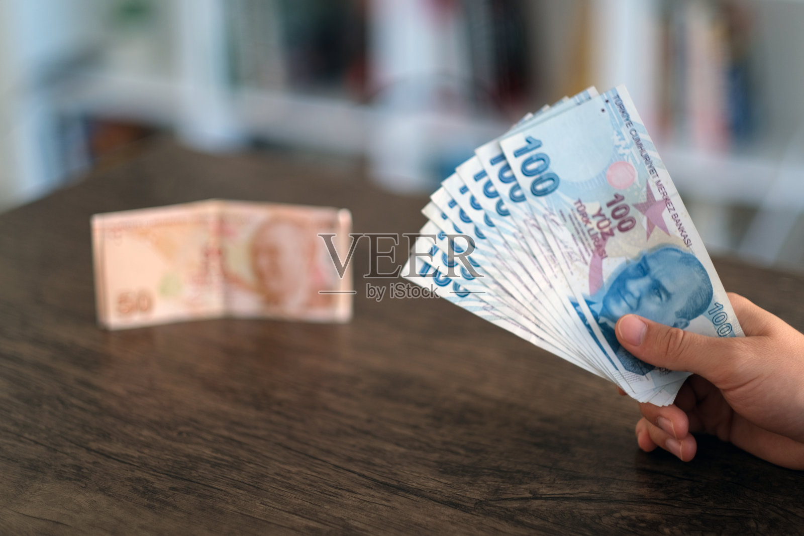 手持一百土耳其钞票照片摄影图片