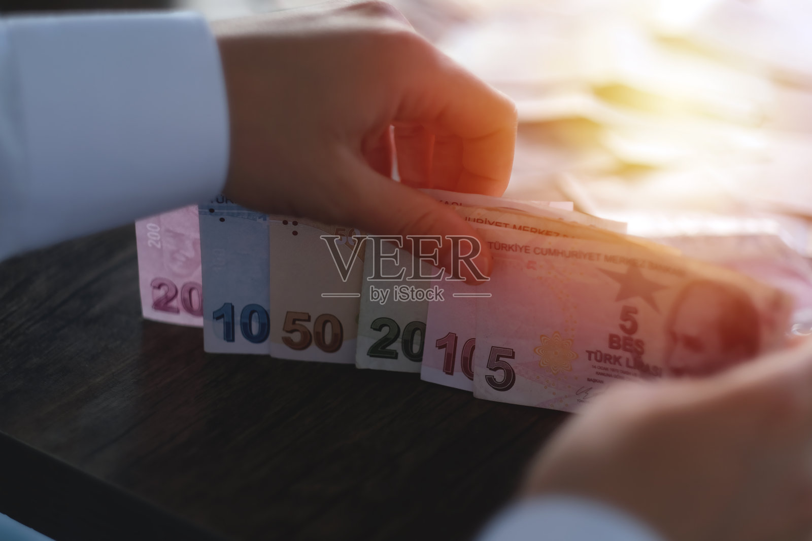 手持土耳其钞票照片摄影图片
