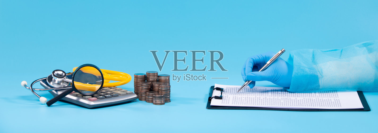 医生在医疗费单上签字盖章，生活费健康检查。保险财政预算是医疗医院、工作室蓝拷贝空间的医疗储蓄费用账单照片摄影图片