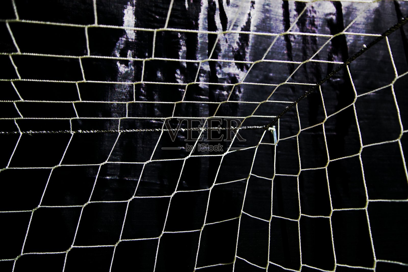 近距离观看足球球门网照片摄影图片