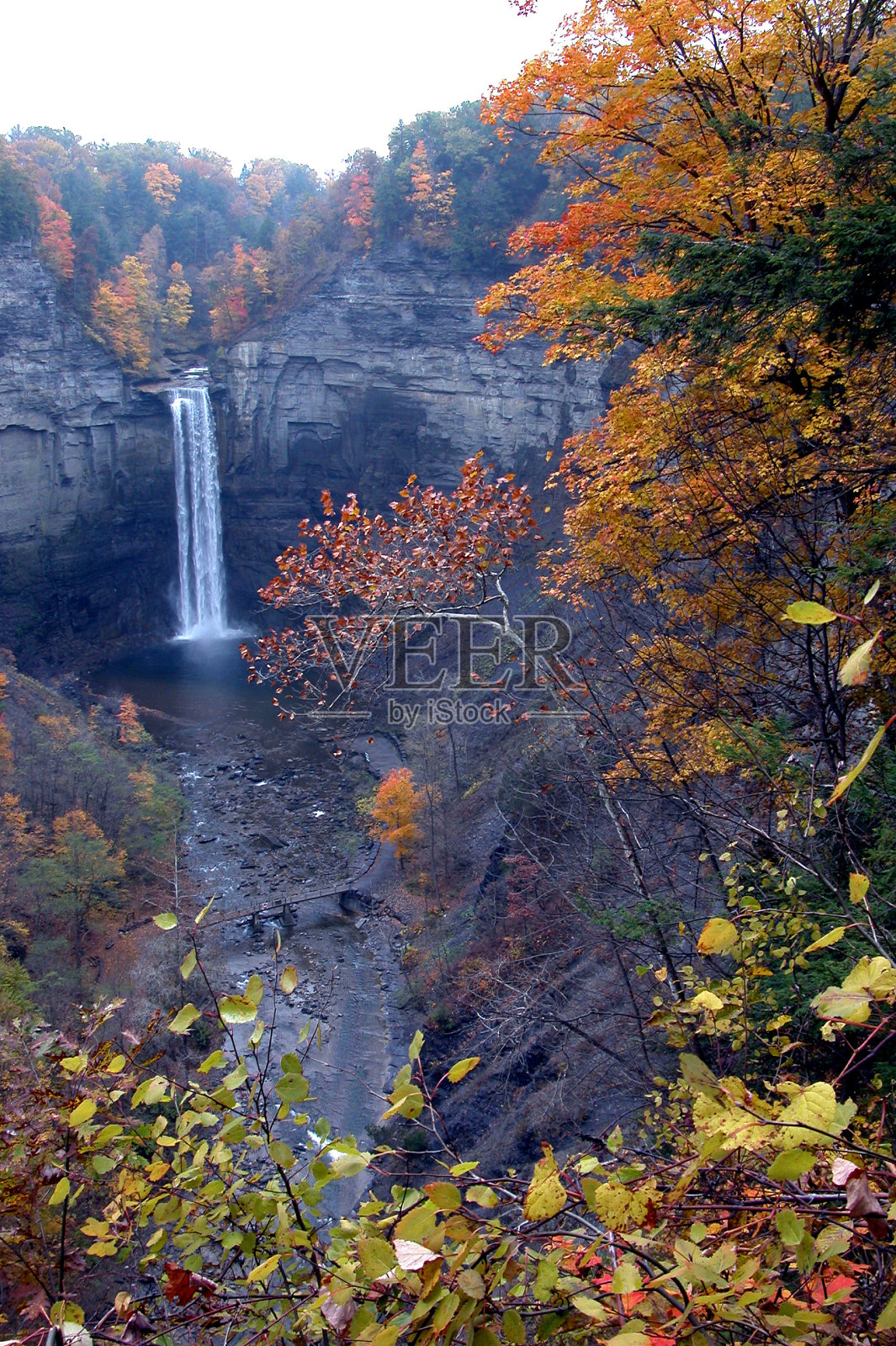 在Taughannock瀑布坠落照片摄影图片