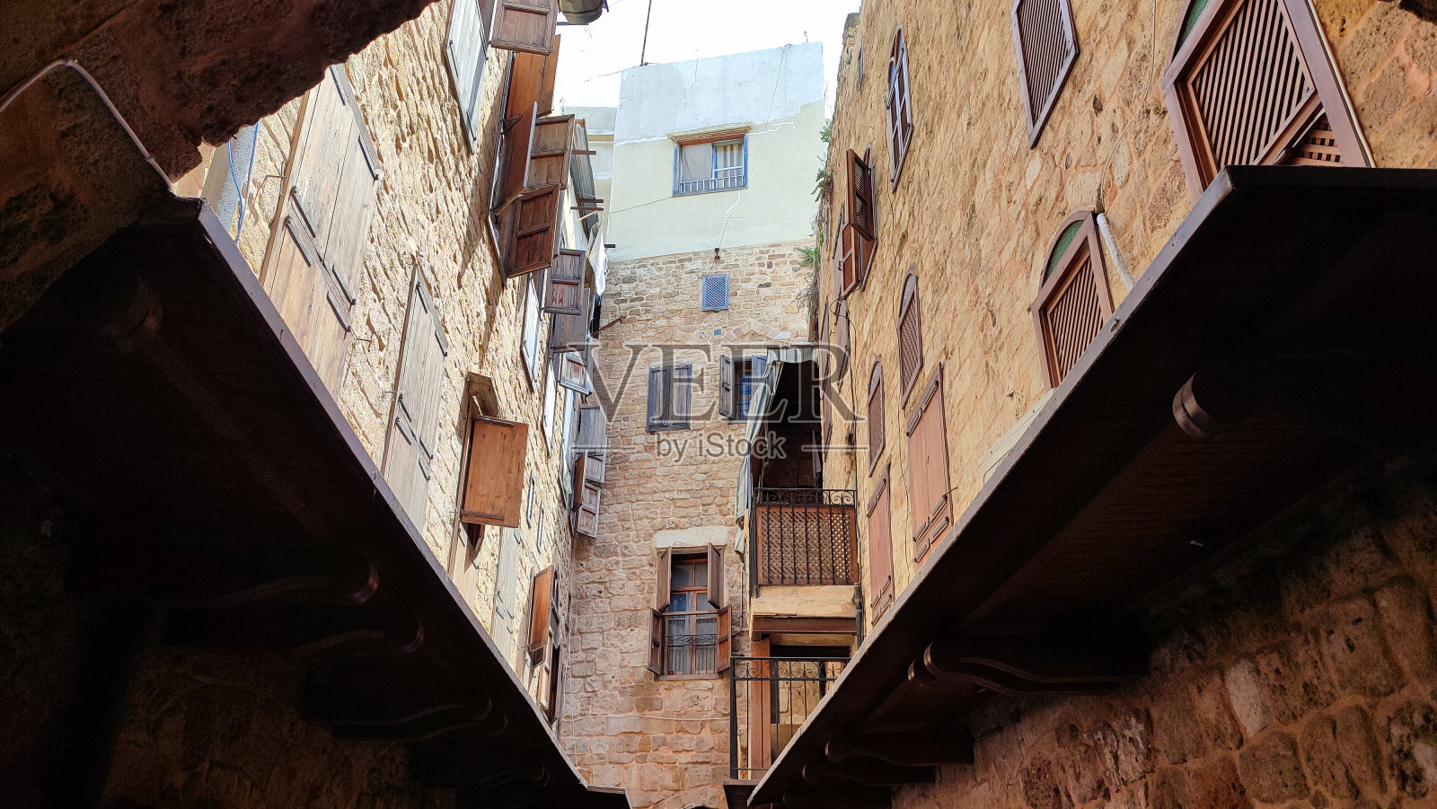 逛露天市场照片摄影图片