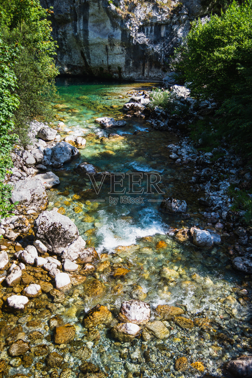 这条河位于poncebos村(西班牙阿斯图里亚斯)，著名的徒步路线从这里开始，位于西班牙欧罗巴的picos de europa。照片摄影图片