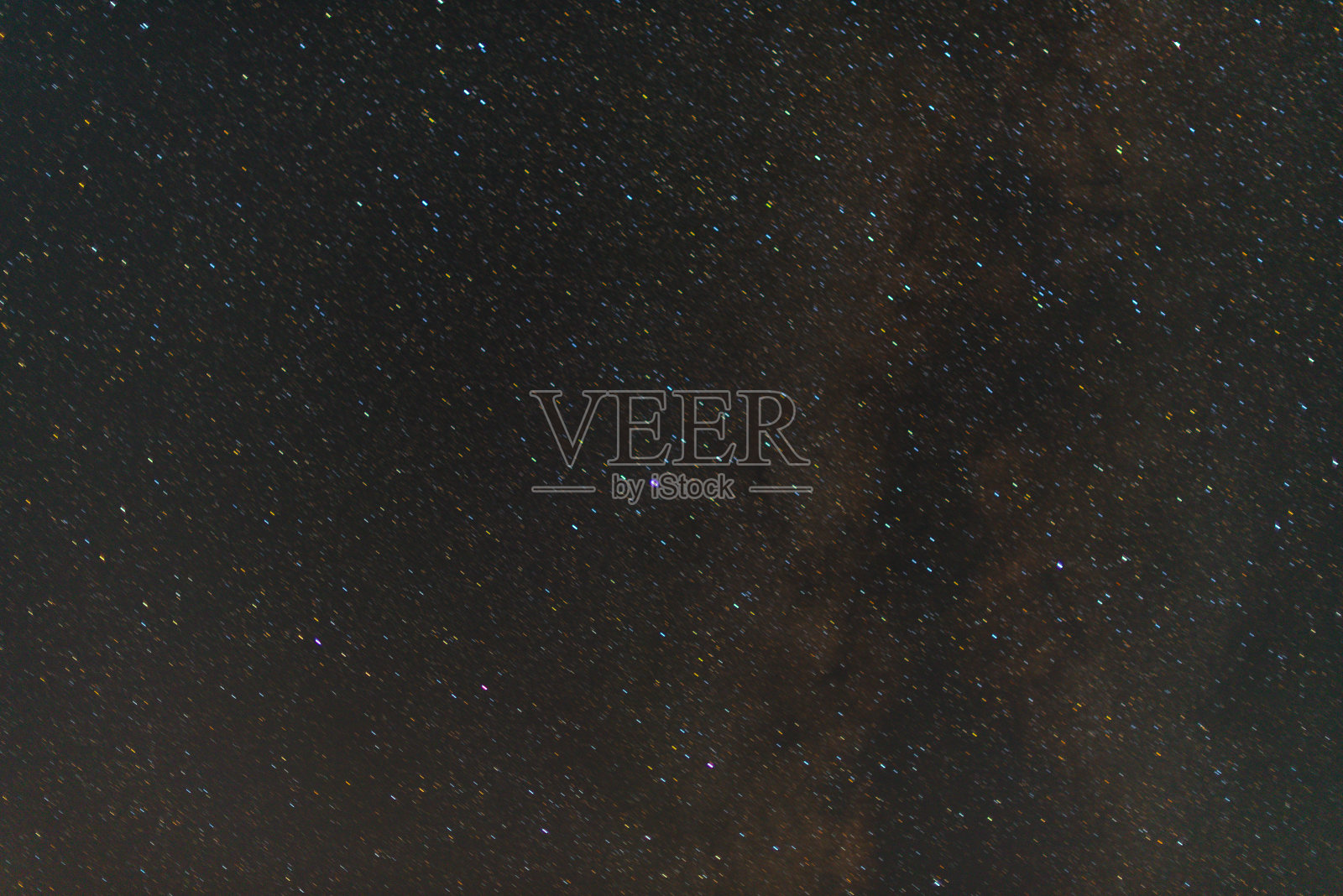夜晚黑色的天空上有许多星星。一个真正漆黑的夜空，有很多星星。夜空背景是银河照片摄影图片