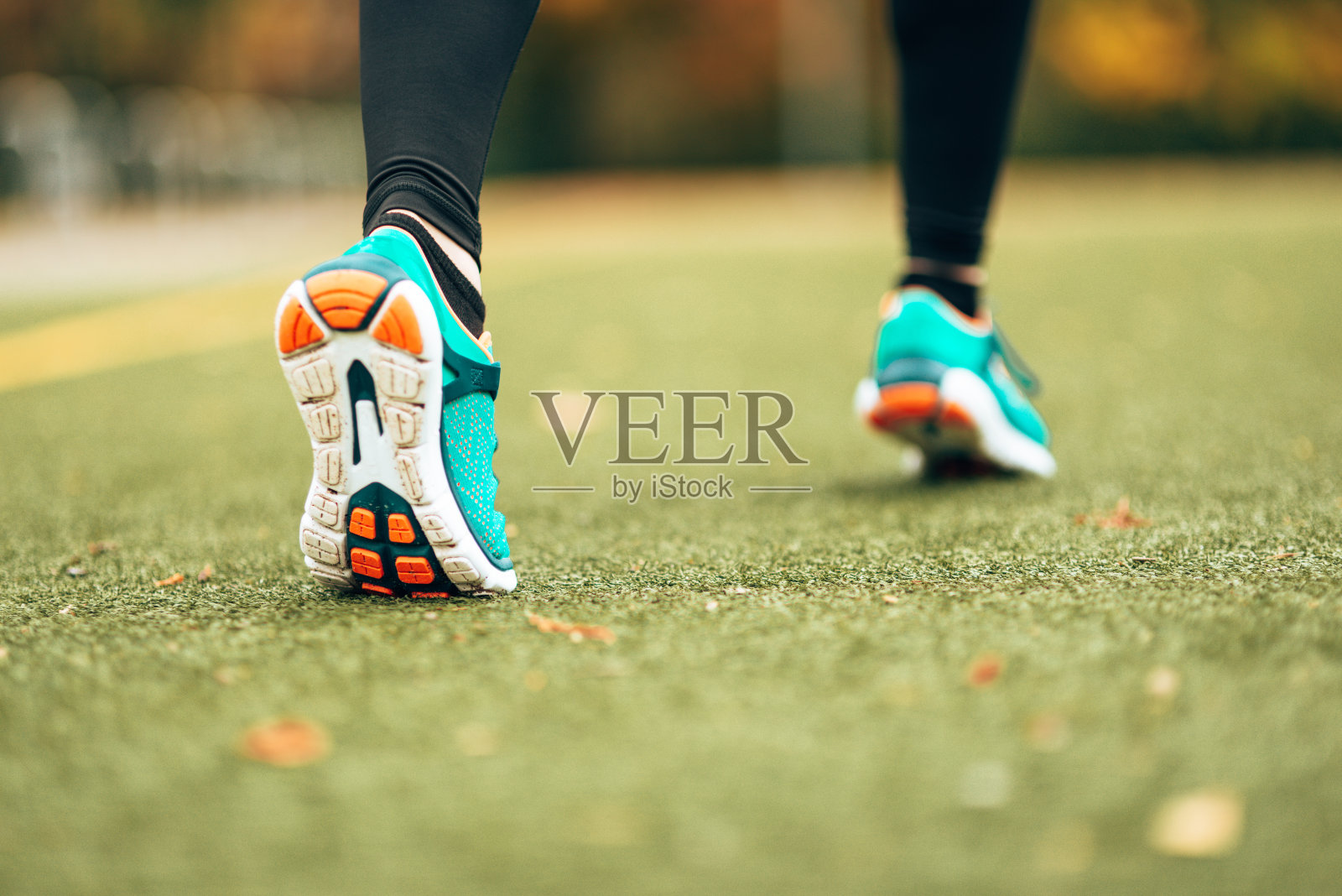 后视图的妇女鞋跑步照片摄影图片