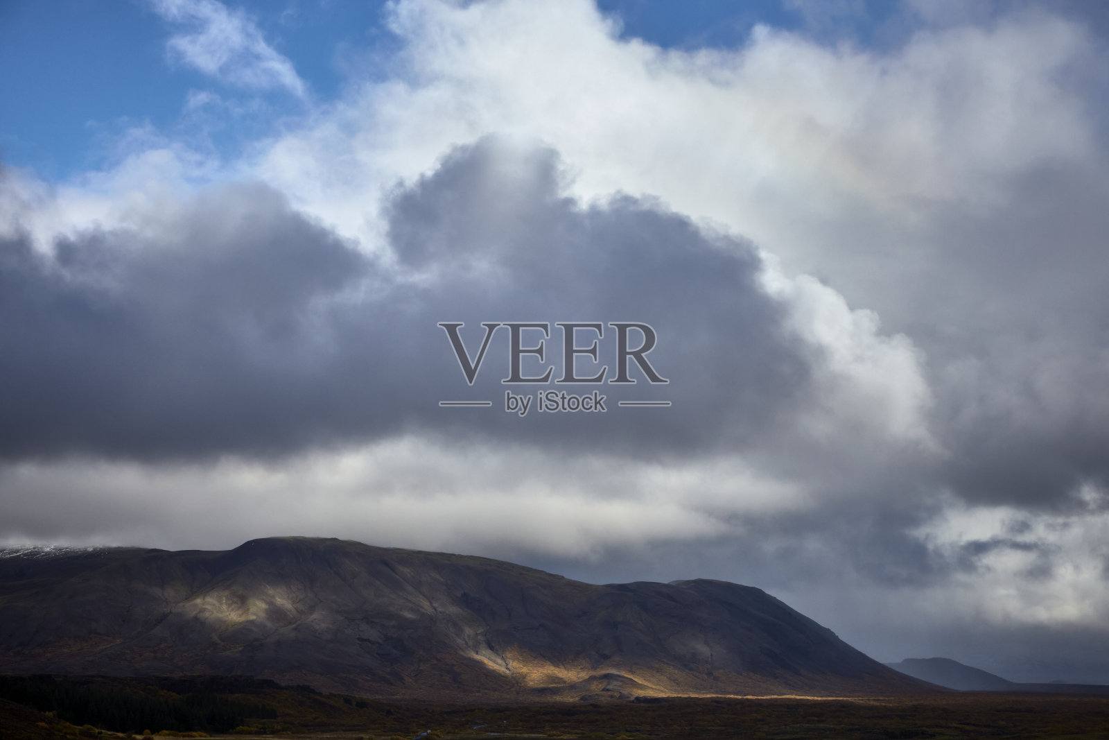 冰岛Thingvellir国家公园的云景和山照片摄影图片