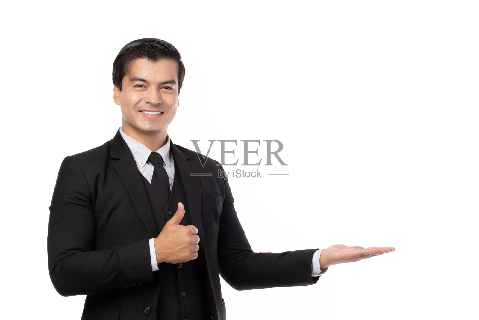 商人微笑着，张开手掌与空的拷贝空间。商人向孤立在白色背景上的广告产品的概念旁边做手势。照片摄影图片