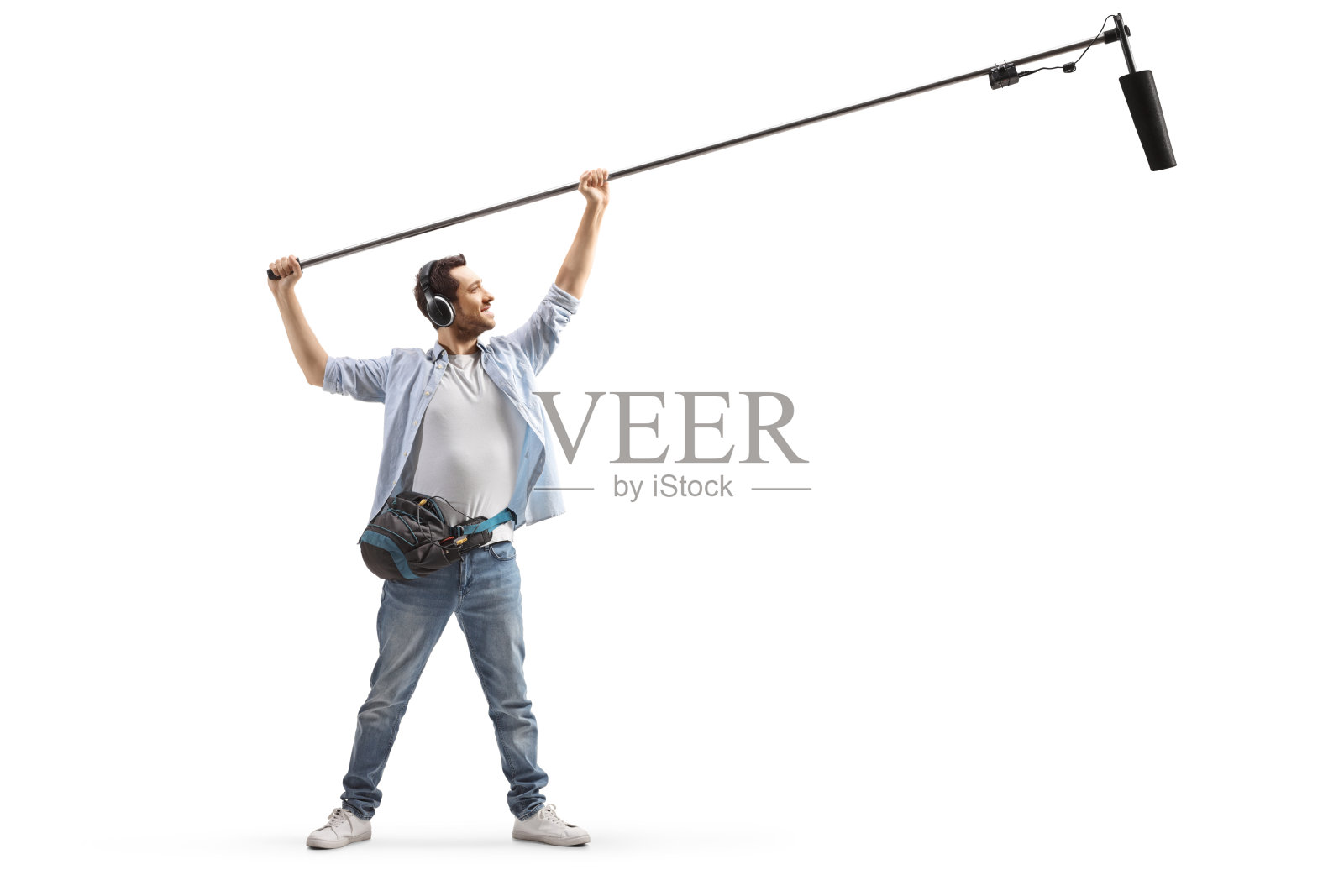 录音师在舞台上拿着麦克风的完整镜头照片摄影图片