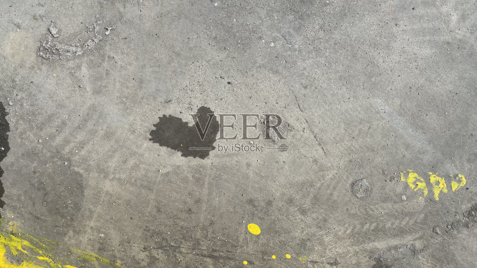 地面上心形水滴照片摄影图片