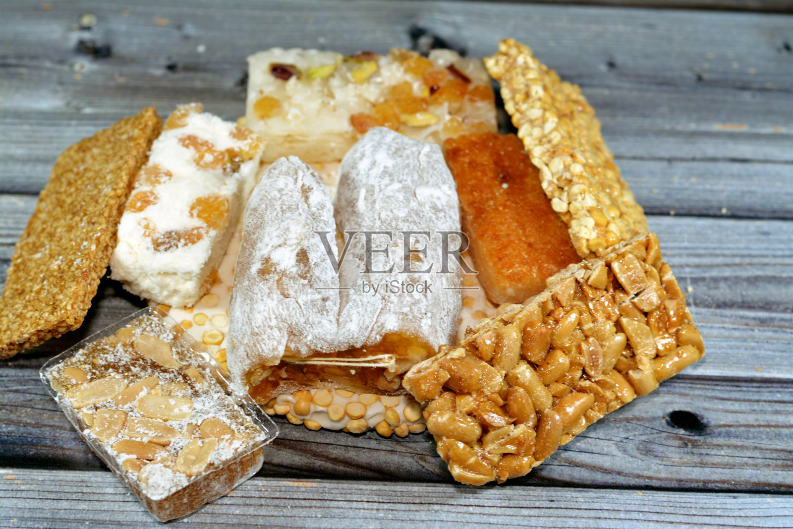 庆祝穆罕默德诞辰的东方糖果：鹰嘴豆、花生、芝麻、核桃太妃糖、椰子和巴斯玛，阿拉伯和伊斯兰国家的传统阿拉伯糖果照片摄影图片