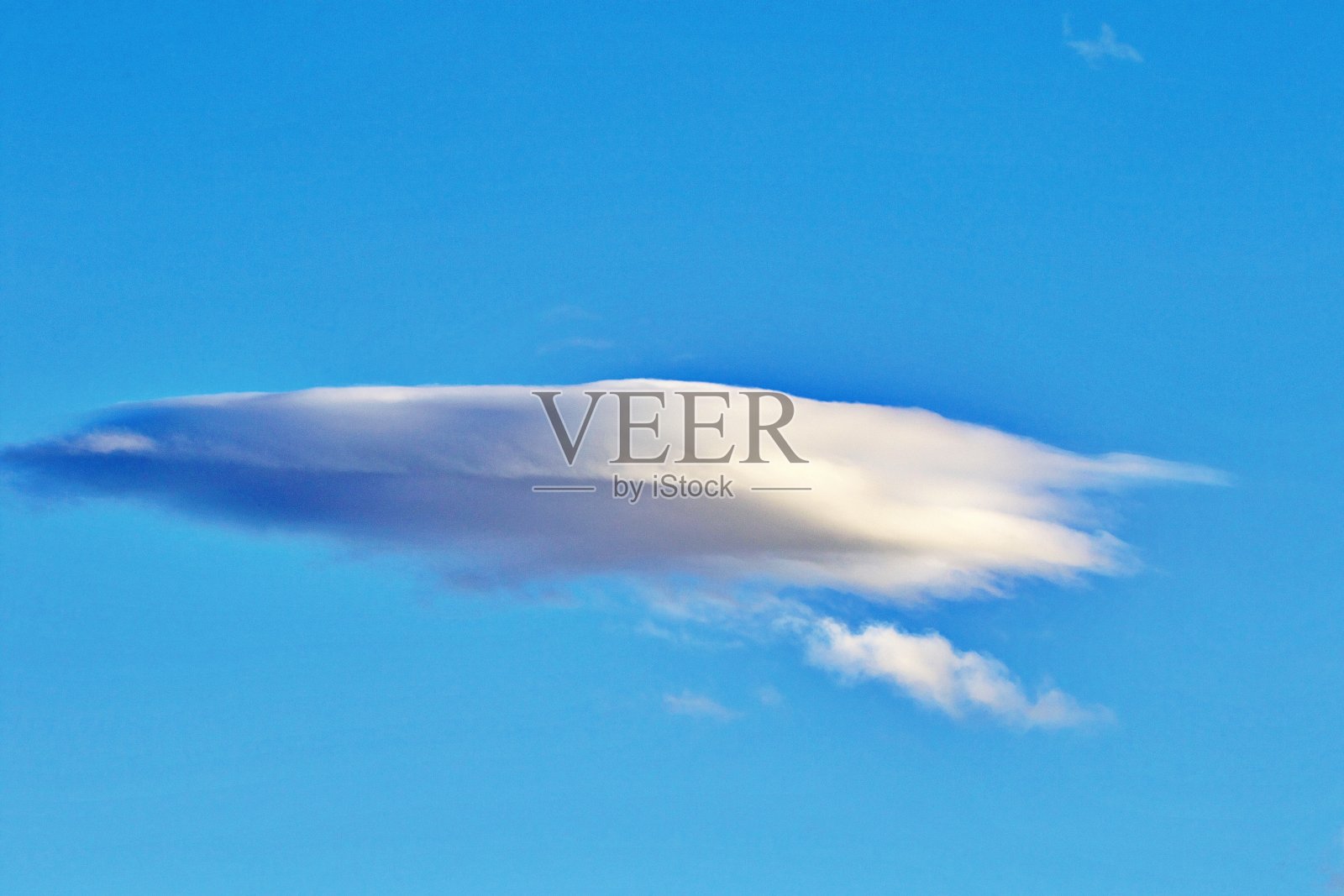 鸟瞰蓝天的低视角照片摄影图片