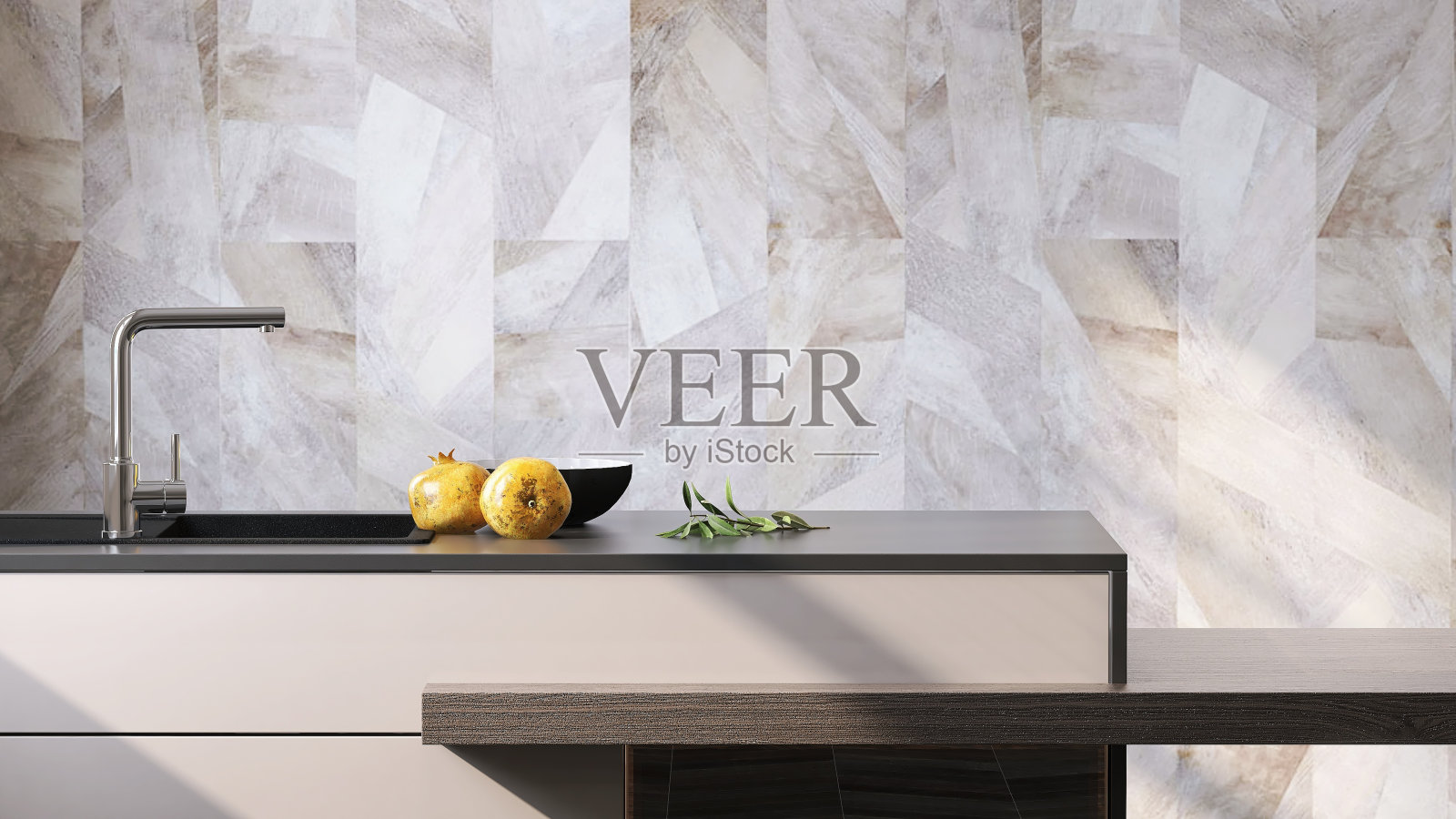 现代和豪华的米色木制厨房岛，黑色台面和石英水槽，阳光从大理石瓷砖墙上的窗户照片摄影图片