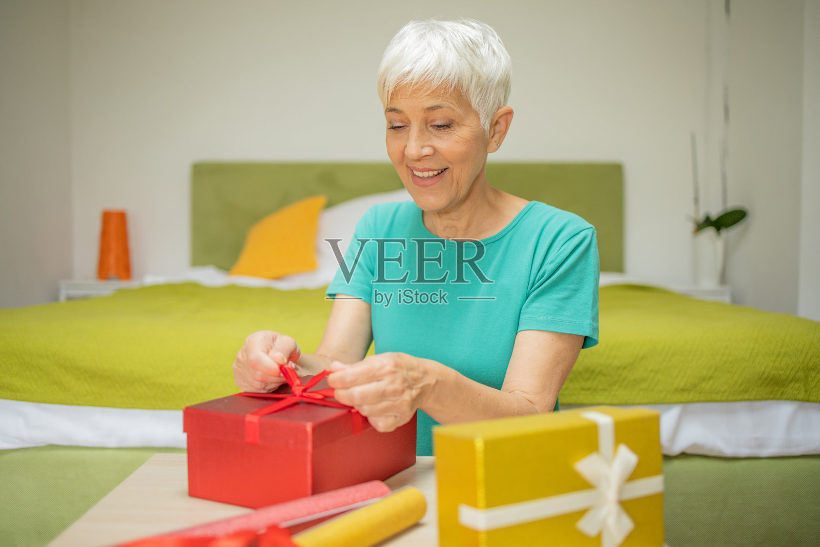 画像兴奋的女人与圣诞礼盒照片摄影图片