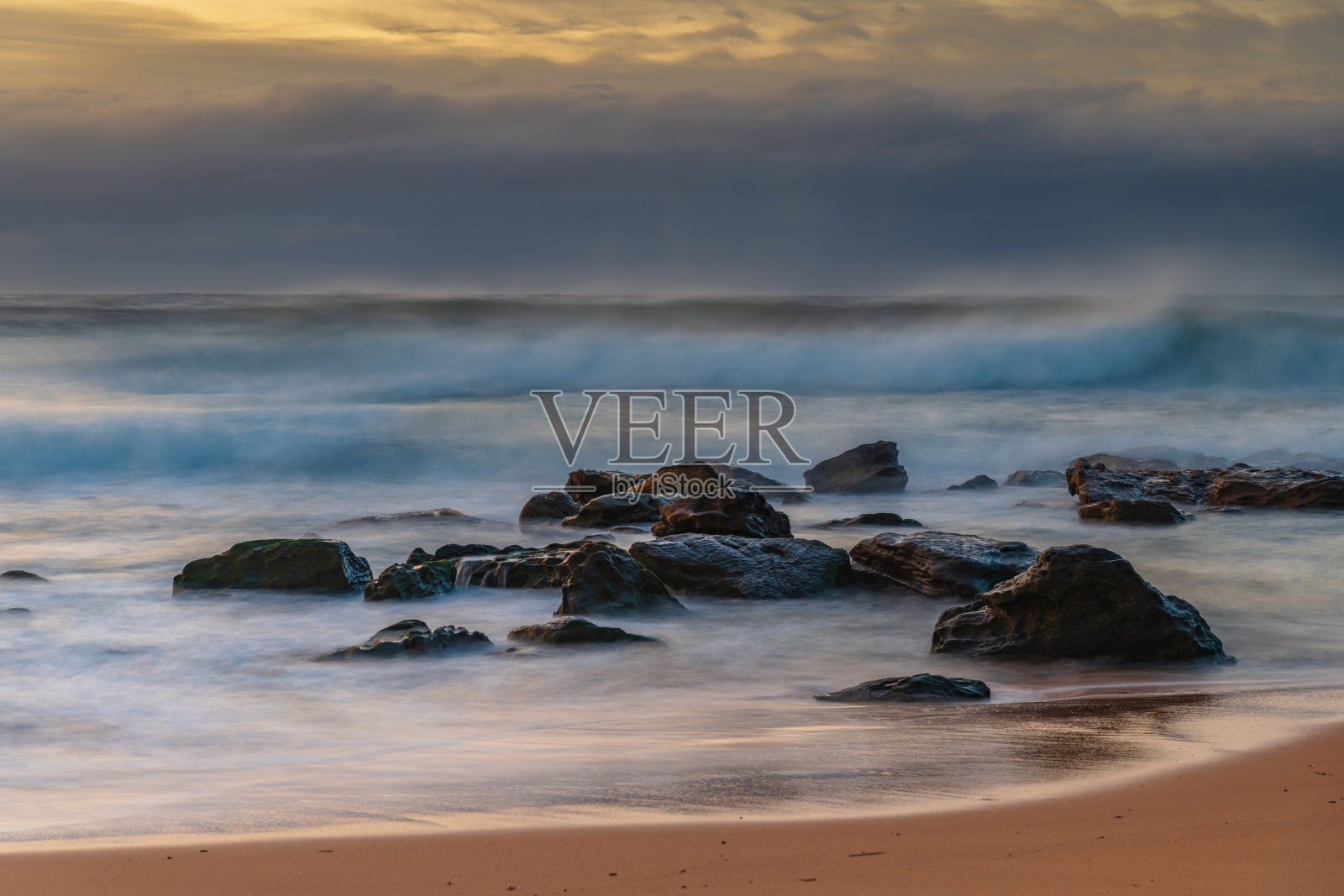 云覆盖了日出的海葵，柔和的色调照片摄影图片